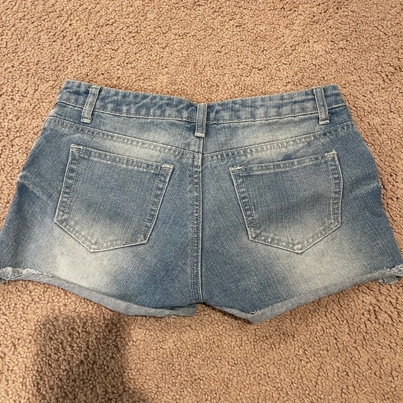 Women's (petite) Low Rise Distressed Denim Short - Picture 6 of 7